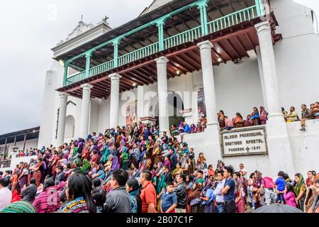 Santiago Atitlan, Guatemala - 18. April 2019: Menschenmassen außerhalb der Kirche bei den Feierlichkeiten am Gründonnerstag in der Stadt Atitlan See. Stockfoto