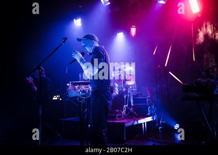 Kopenhagen, Dänemark. Februar 2020. Die dänische Rockband Blaue Blume führt ein Live-Konzert im Hotel Cecil in Kopenhagen durch. Hier ist Sänger und Musiker Jonas-Smith live auf der Bühne zu sehen. (Foto: Gonzales Foto - Rod Clemen). Stockfoto