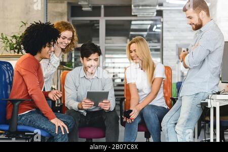 Professionelles Business Team erwägt neues Projekt, Manager hält digitales Tablet Stockfoto