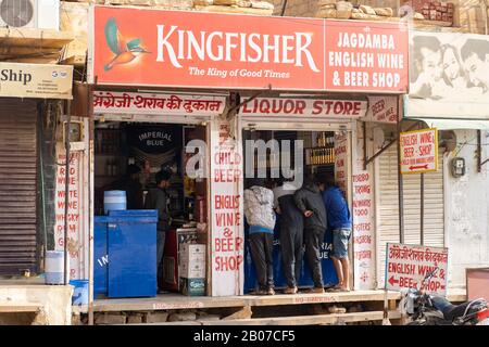 Spirituosengeschäft in Jaisalmer, Indien Stockfoto