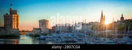 Panorama der alten Hafen von La Rochelle, Frankreich bei Sonnenuntergang Stockfoto