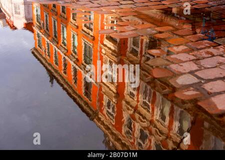 Spiegelbild eines Gruenderzeit-Gebäudes auf dem Kopfsteinpflaster der Ottense Hochstraße, Deutschland, Hamburg, Hamburg-Ottensen Stockfoto