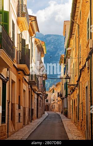 Gasse in der Altstadt von Sóller, blick auf Serra de Tramuntana, Spanien, Balearen, Mallorca, Soller Stockfoto