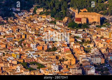 Altstadt von Andratx mit Plaza Espana und Kirche Santa Maria, 04.01.2020, Luftbild, Spanien, Balearen, Mallorca, Andratx Stockfoto