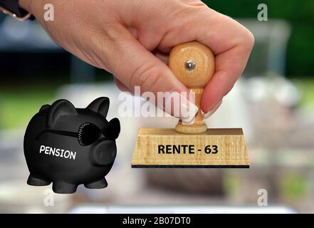 Schwarze Schweinebank mit Sonnenbrille und Schriftzug Pension, Stempel "Rente - 63" im Hintergrund, Komposition Stockfoto