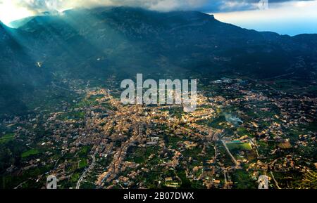 Luftbild des Dorfes Soller, Bergkette Serra de Tramuntana im Hintergrund, 04.01.2020, Spanien, Balearen, Mallorca, Soller Stockfoto