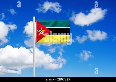Flagge Mosambiks vor blauem bewölktem Himmel, Mosambik Stockfoto