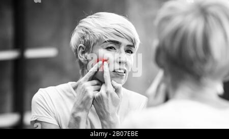 Lady Quetscht Zuhälter Auf Wange Stehend Im Badezimmer, Panorama, Schwarz-And-Weiß Stockfoto