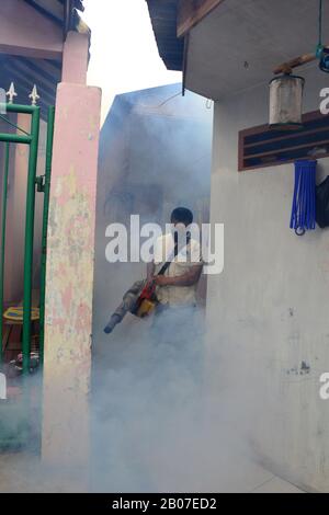 Jakarta, Indonesien - 5. November 2020: Rauchfogging durch, um Dengue Aedes Aegypti Moskito zu töten oder um Zika-Viren mit Blasmaschine zu verhindern Stockfoto