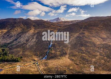 Luftaufnahme des Glenthornan-Wasserfalls von Dunlewey oder Dunlewy im County Donegal, Irland. Stockfoto
