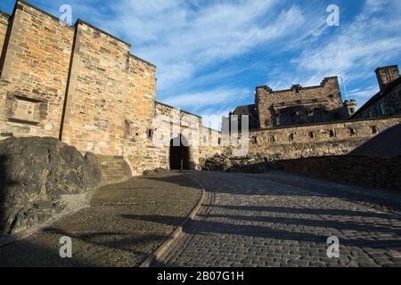 City of Edinburgh, Schottland. Westeingang zum Crown Square im oberen Ward von Edinburgh Castle. Stockfoto