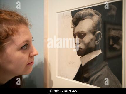 Die Royal Academy of Arts, London, Großbritannien. Februar 2020. Die erste große Ausstellung des belgischen Künstlers Léon Spilliaert (zwischen 1881 und 1946) in Großbritannien mit rund 80 Werken aus Sammlungen in Belgien, Frankreich, Großbritannien und den USA, die vom 23. Februar bis zum 25. Mai 2020 laufen. Bild: Selbstporträt mit Masken, 1903. Musée d'Orsay, Paris. Kredit: Malcolm Park/Alamy Live News. Stockfoto