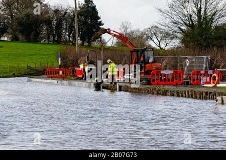 Ingenieure, die mit einem Mann im Kanal am Llangollen-Kanal in Shropshire arbeiten. Stockfoto