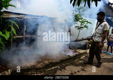 Jakarta, Indonesien - 5. November 2020: Rauchfogging durch, um Dengue Aedes Aegypti Moskito zu töten oder um Zika-Viren mit Blasmaschine zu verhindern Stockfoto