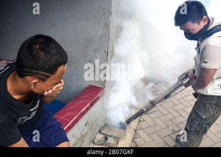 Jakarta, Indonesien - 5. November 2020: Rauchfogging durch, um Dengue Aedes Aegypti Moskito zu töten oder um Zika-Viren mit Blasmaschine zu verhindern Stockfoto