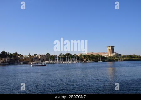 Fluss Nil/ schöner Blick auf Assuan Ägypten und Nubian Ägyptische Kultur. Segelboot segeln im Nil und Hafen mit Vögeln und lokalen Häusern Stockfoto