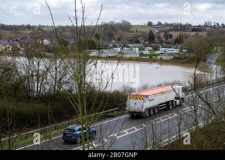 Blick auf den Verkehr auf der A5 in Shropshire, der über überflutete Felder führt. Stockfoto