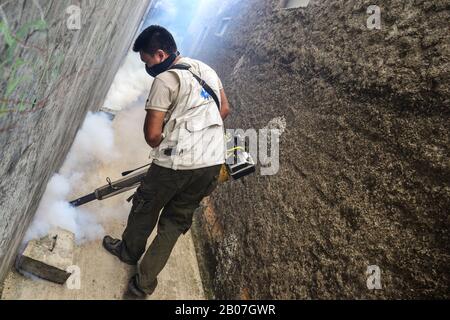 Jakarta, Indonesien - 5. November 2020: Rauchfogging durch, um Dengue Aedes Aegypti Moskito zu töten oder um Zika-Viren mit Blasmaschine zu verhindern Stockfoto