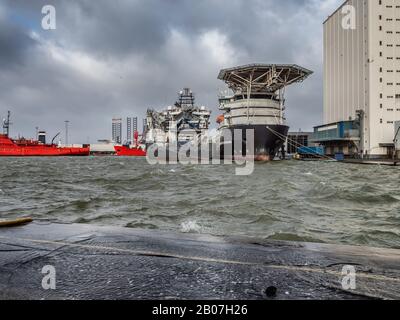 Versorgungsschiffe für Öl- und Windkraft in Esbjerg überschwemmten Hafen, Dänemark Stockfoto