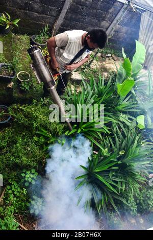 Jakarta, Indonesien - 5. November 2020: Rauchfogging durch, um Dengue Aedes Aegypti Moskito zu töten oder um Zika-Viren mit Blasmaschine zu verhindern Stockfoto