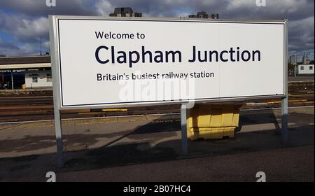 Bahnsteigschild am Bahnhof Clapham Junction Stockfoto