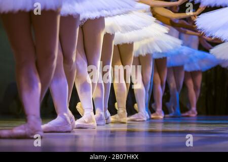 Beine von Ballerinas, die im Ballett tanzen. Stockfoto