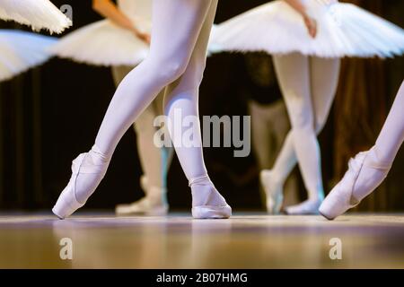 Beine von Ballerinas, die im Ballett Swan Lake tanzen. Stockfoto