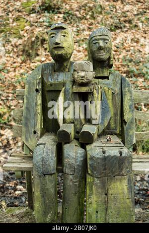 The Woodland Family, eine rustikale Holzskulptur einer Familie auf dem Tarka Trail außerhalb Von Great Torrington, Devon, England Stockfoto