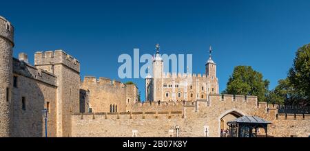 Blick auf den Tower of London an einem sonnigen Tag. Wichtiger Gebäudeteil der Historischen Königspaläste, in denen die Kronjuwelen untergebracht sind Stockfoto