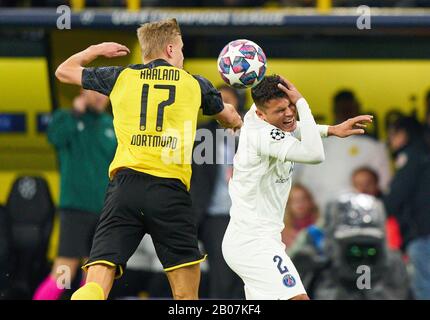 CL Football Dortmund - Paris, Dortmund 18. Februar 2020. Erling HAALAND, BVB 17: Spiel um Ball, Tackling, Duell, Kopfball, Zweikampf, Action, Kampf gegen Thiago SILVA, PSG 2 Foul BORUSSIA DORTMUND - PARIS SG 2-1 Fußball UEFA Champions League, Runde der letzten 16, S i g n a l i d u n a P a r k S t a d i m BVB in Dortmund, 18. Februar 2020. Staffel 2019/2020 © Peter Schatz / Alamy Live News Stockfoto