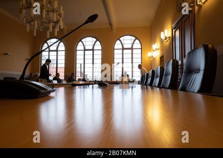 19. Februar 2020, Thüringen, Weimar: Die Menschen stehen im Konferenzraum des Thüringer Verfassungsgerichts. Foto: Michael Reichel / dpa Stockfoto