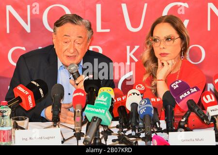 Wien, Österreich. 19. Februar 2020. Pressekonferenz mit (L) Richard Lugner und seinem Opernballgast (R) Ornella Muti am 19. Februar 2020 im Lugner-Kino in Wien. Kredit: Franz Perc / Alamy Live News Stockfoto