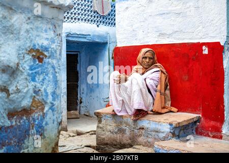 Ältere Frau in den Straßen von Jodhpur, Indien Stockfoto