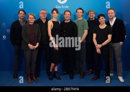 Von links: Bernd lange, Drehbuchautor, Sabine Holtgreve, Redakteur, Christian Granderath, NDR, Spielfilmregisseur, Malgorzata MIKOLAJCZAK, Schauspielerin, (Rolle: Polnische Partisanin Wanda), Florian GALLENBERGER (Regisseur und Drehbuchautor), Jannis Niewöhner, Niewohner, Schauspieler, (: Wehrmachtssoldat Walter Proska), Rainer BOCK, Schauspieler, Sebastian Stezeny (Rolle) Wehrmachtssoldat Kuerschner), Stefan Raiser, Produzent, Fotocall für den ARD-Fernsehfilm DER UEBERLAUEFER, in Hamburg am 17. Februar 2020, Nutzung weltweit Stockfoto