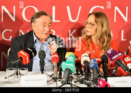 Wien, Österreich. 19. Februar 2020. Pressekonferenz mit (L)Richard Lugner und seinem Opernballgast (R) Ornella Muti am 19. Februar 2020 im Lugner-Kino in Wien. Kredit: Franz Perc / Alamy Live News Stockfoto