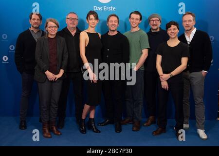 Von links: Bernd lange, Drehbuchautor, Sabine Holtgreve, Redakteur, Christian Granderath, NDR, Spielfilmregisseur, Malgorzata MIKOLAJCZAK, Schauspielerin, (Rolle: Polnische Partisanin Wanda), Florian GALLENBERGER (Regisseur und Drehbuchautor), Jannis Niewöhner, Niewohner, Schauspieler, (: Wehrmachtssoldat Walter Proska), Rainer BOCK, Schauspieler, Sebastian Stezeny (Rolle) Wehrmachtssoldat Kuerschner), Stefan Raiser, Produzent, Fotocall für den ARD-Fernsehfilm DER UEBERLAUEFER, in Hamburg am 17. Februar 2020, Nutzung weltweit Stockfoto