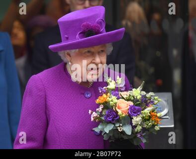 Königin Elizabeth II. Trägt einen Blumenstrauß, als sie verlässt, nachdem sie offiziell die neuen Räumlichkeiten der Royal National ENT und Eastman Dental Hospitals in London eröffnet hat. Stockfoto