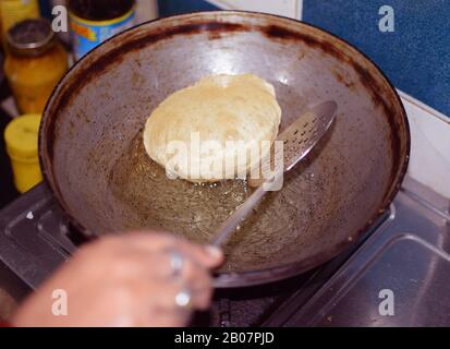 Köstliches bengalisches Luchi (frittiertes Brot). Dies ist eine andere Version des indischen Poori. Stockfoto