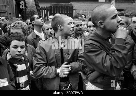 Skinhead Teenager 1980er Mode sieht robust aus Bomber Jackets London 1980 Gruppe Teenager Skinheads alle im selben Stil gekleidet. UK Southwark, Süd-London, England um 1980. HOMER SYKES Stockfoto