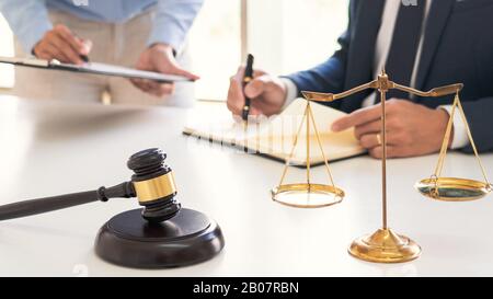 Der Rechtsberater stellt dem Kunden Verhandlungen über einen Vertrag Ernsthafte Beratungen, Konzepte von Recht und Rechtsdienstleistungen vor. Stockfoto