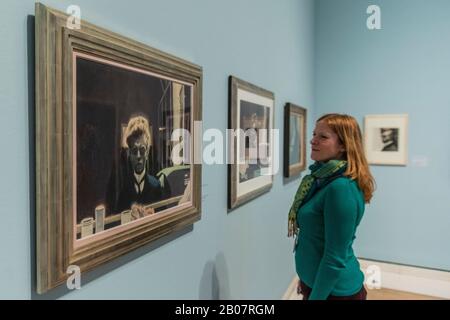 London, Großbritannien. Feb. 2020. Selbstporträts - Léon Spilliaert an der Königlichen Akademie der Künste, Darunter seine gefeierten Selbstporträts und traumhaften Szenen der Nordseeküste, mit Werken, die von dramatischen Perspektiven und einer ruhigen Lumineszenz geprägt sind. Am bekanntesten ist er für eine Folge rätselhafter Selbstporträts und für seine stimmungsvollen Nachtszenen von Ostende. Credit: Guy Bell/Alamy Live News Stockfoto