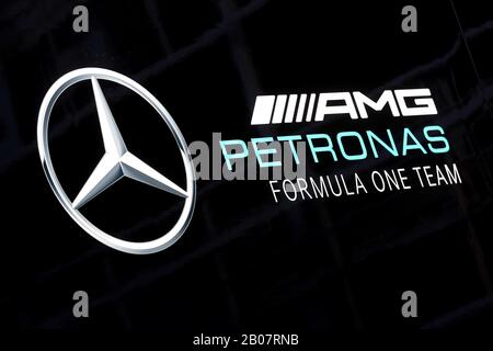 Allgemeiner Blick auf das Formel-1-Teamlogo von Mercedes AMG Petronas während eines Vorsaisontests auf dem Circuit de Barcelona-Catalunya. Stockfoto