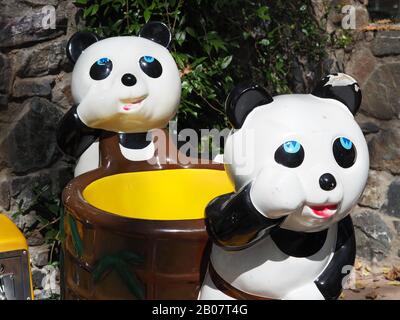 Zwei Pandas auf einer Kinderfahrt in einem Café in Ano Poroia, Zentralmakedonien, Griechenland Stockfoto