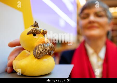 19. Februar 2020, Thüringen, Weimar: Ulrike Lorenz, Präsidentin der Klassik Stiftung Weimar, zeigt im Studienzentrum der Herzogin Anna Amalia Bibliothek einen "Nietzsche-Duck". Hier präsentiert die Stiftung das diesjährige Programm und die strategische Neuorientierung der Stiftung. Foto: Michael Reichel / dpa Stockfoto