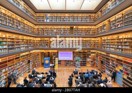 19. Februar 2020, Thüringen, Weimar: Besucher sitzen im Studienzentrum der Herzogin Anna Amalia Bibliothek. Hier präsentiert die Stiftung das diesjährige Programm und die strategische Neuausrichtung der Klassik Stiftung Weimar. Foto: Michael Reichel / dpa Stockfoto