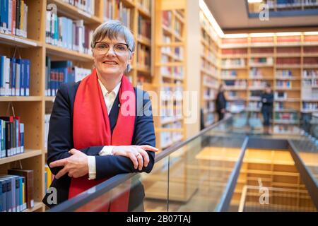 19. Februar 2020, Thüringen, Weimar: Ulrike Lorenz, Präsidentin der Klassik Stiftung Weimar, befindet sich im Studienzentrum der Herzogin Anna Amalia Bibliothek. Hier präsentiert die Stiftung das diesjährige Programm und die strategische Neuorientierung der Stiftung. Foto: Michael Reichel / dpa Stockfoto