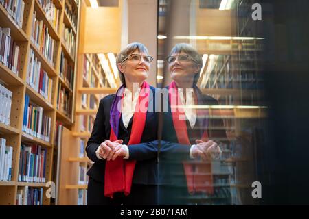 19. Februar 2020, Thüringen, Weimar: Ulrike Lorenz, Präsidentin der Klassik Stiftung Weimar, befindet sich im Studienzentrum der Herzogin Anna Amalia Bibliothek. Hier präsentiert die Stiftung das diesjährige Programm und die strategische Neuorientierung der Stiftung. Foto: Michael Reichel / dpa Stockfoto