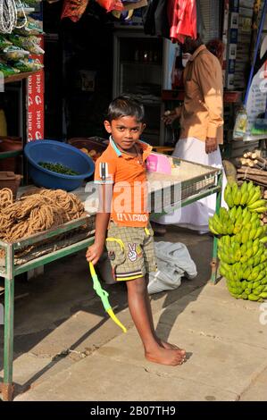 Sri Lanka, Kotagala, Junge vor einem Geschäft Stockfoto