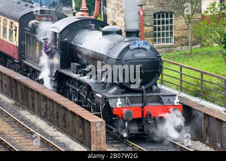 Großer Marquess LNER Gresley K4 61994 Dampfzug bei Pickering Living History 1940s Veranstaltung in Großbritannien. Züge aus dem Zweiten Weltkrieg, dem Zweiten Weltkrieg, dem Zweiten Weltkrieg, dem WW2. Weltkrieg, Fair Maid Heritage Eisenbahnmotor und Waggons in Bahnhofsabfahrten. Stockfoto