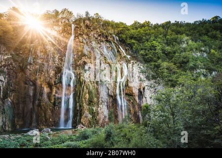 Velky Slap, der größte Wasserfall im Plitvicer Lakes National Park, der zum UNESCO-Weltkulturerbe gehört. Stockfoto